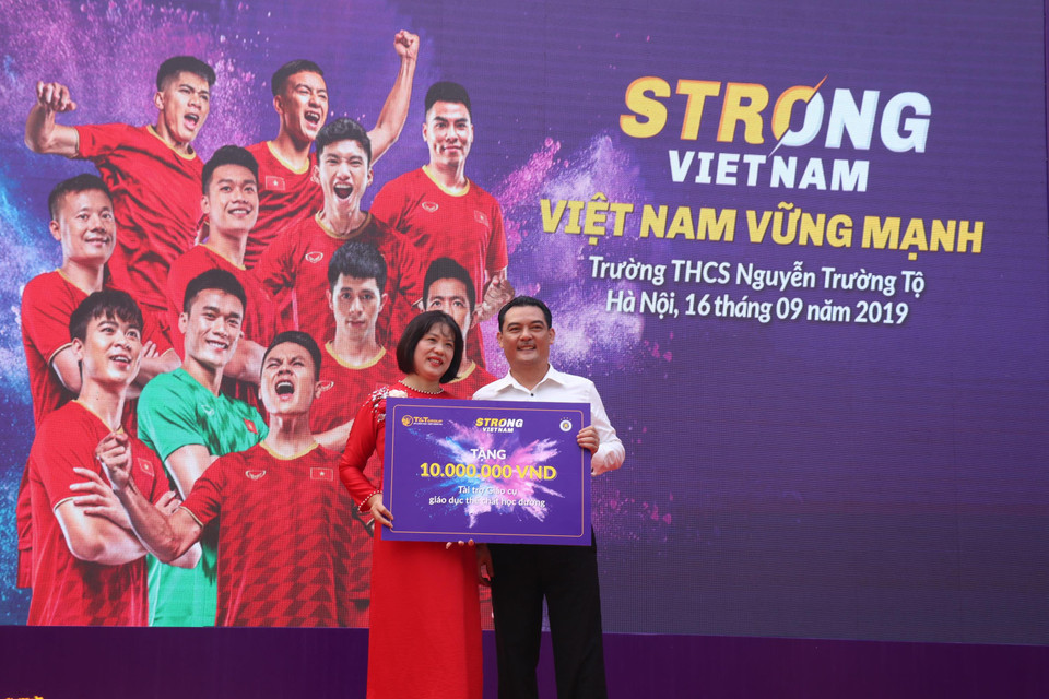 Sau đó, đại diện Ban lãnh đạo Câu lạc bộ Bóng đá Hà Nội tặng quà cho nhà trường để sắm giáo cụ thể chất cho các em học sinh. (Ảnh: Phương Trang/Vietnam+)