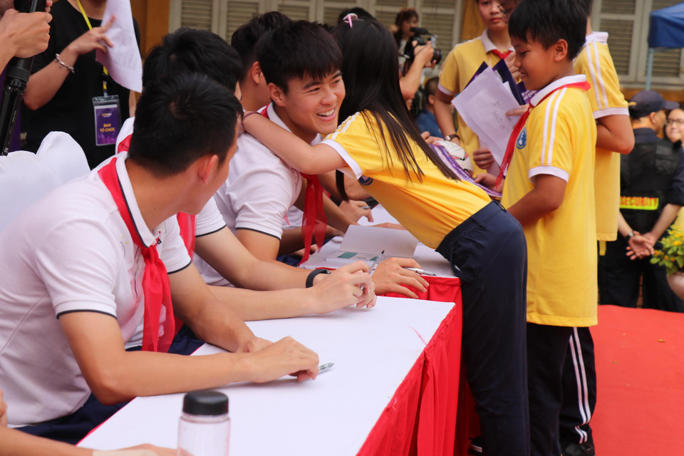 Một nữ sinh khá 'nhiệt tình'...(Ảnh: Phương Trang/Vietnam+)