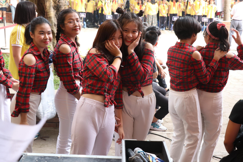 Các học sinh trường THCS Nguyễn Trường Tộ mong chờ được gặp các thần tượng. (Ảnh: Phương Trang/Vietnam+)