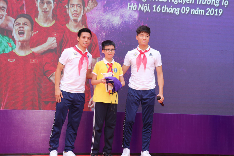 Văn Quyết và Phí Minh Long chụp ảnh kỷ niệm cùng một năm sinh. (Ảnh: Phương Trang/Vietnam+)