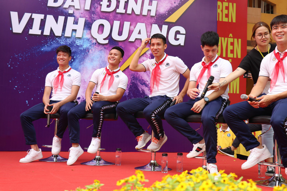 Tiền vệ Quang Hải khá bất ngờ trước lời đề nghị 'được ôm thần tượng' của một nữ sinh Nguyễn Trường Tộ. (Ảnh: Phương Trang/Vietnam+)