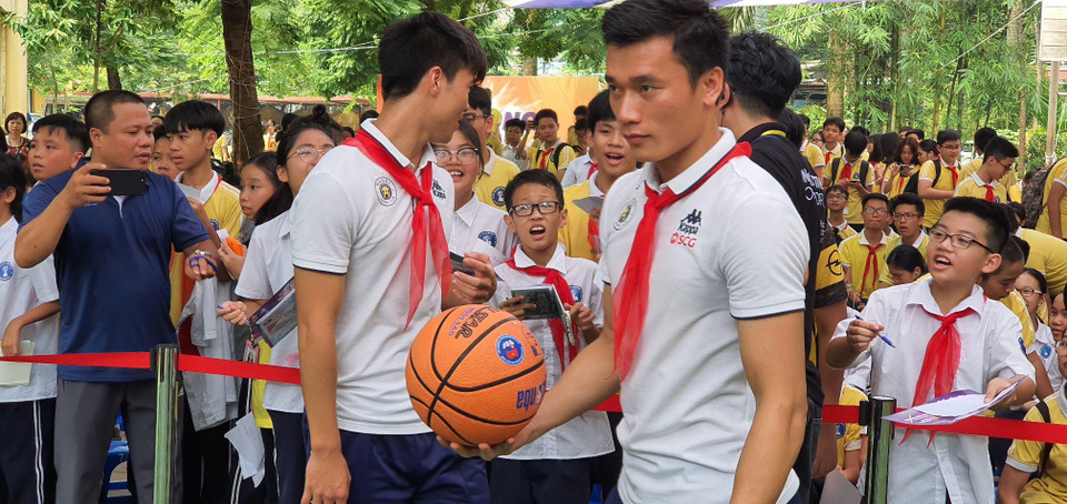 Các cầu thủ Hà Nội FC kết thúc buổi giao lưu bằng màn thi đấu bóng rổ với các nữ học sinh. (Ảnh: Phương Trang/Vietnam+)