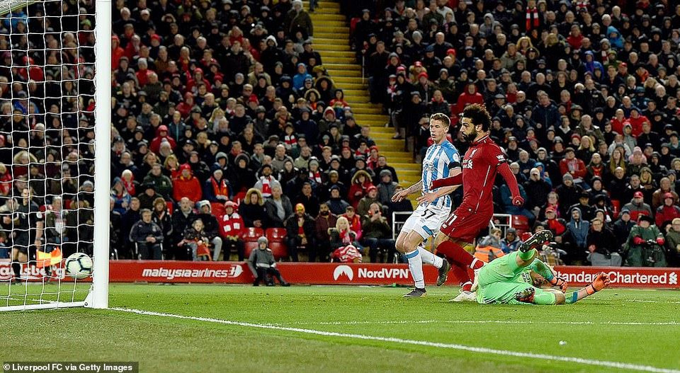 Đêm buồn của Huddersfield khép lại ở phút 83...