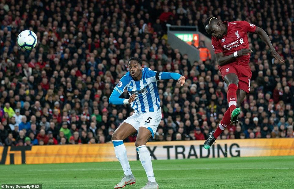 Đến phút 23, Andrew Robertson tạt bóng chính xác cho Sadio Mane dễ dàng đánh đầu...