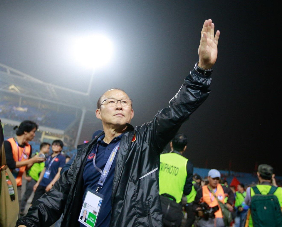 HLV Park Hang-seo cảm ơn người hâm mộ. (Ảnh: Trọng Đạt/TTXVN)