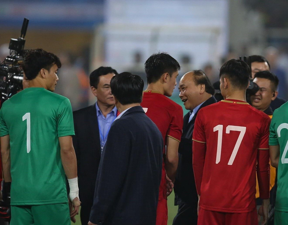 Thủ tướng Nguyễn Xuân Phúc, Chủ tịch Quốc hội Nguyễn Thị Kim Ngân đã xuống tận sân động viên và chúc mừng U23 Việt Nam sau chiến thắng đậm 4-0 trước U23 Thái Lan để giành vé dự VCK U23 châu Á 2020.