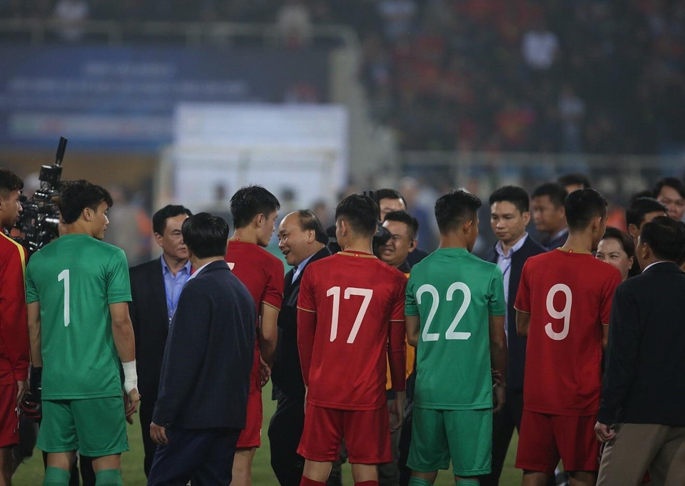 Thủ tướng Nguyễn Xuân Phúc xuống sân chúc mừng, động viên thầy trò HLV Park Hang-seo sau khi trận đấu kết thúc. (Ảnh: Trọng Đạt/TTXVN)