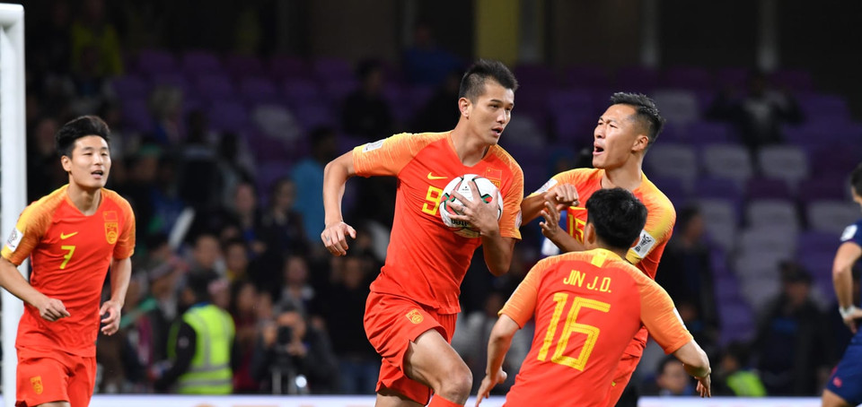 Xiao Zhi và Gao Lin đã thay nhau lập công giúp Trung Quốc ngược dòng đánh bại Thái Lan 2-1, qua đó giành vé vào tứ kết Asian Cup 2019.