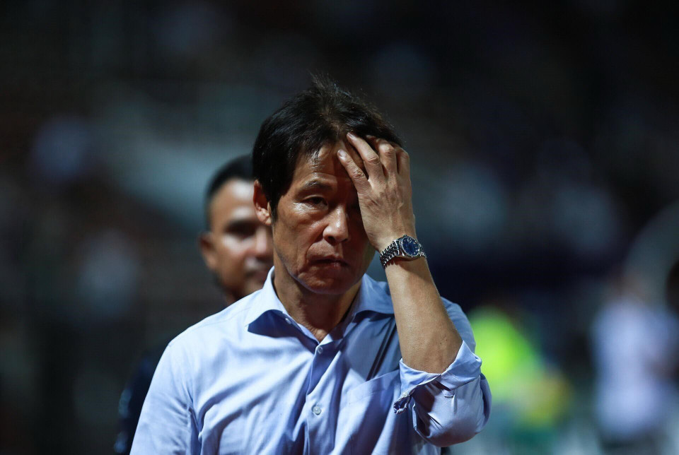 Nhưng bên kia chiến tuyến, HLV Nishino Akira dường như không hài lòng với kết quả này. (Ảnh: Trọng Đạt/TTXVN)