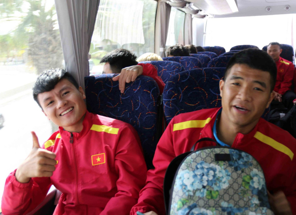 Quang Hải và Đức Chinh trên xe về khách sạn. (Nguồn: VFF)