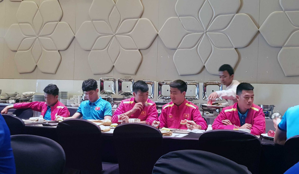 Các cầu thủ thưởng thức bữa trưa trước khi lên phòng nghỉ ngơi chuẩn bị cho buổi tập đầu tiên tại Abu Dhabi. (Nguồn: VFF)