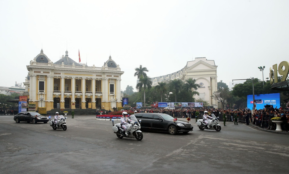 Đoàn xe đưa Chủ tịch Triều Tiên Kim Jong-un về qua Quảng trường Cách mạng Tháng Tám, Nhà hát Lớn, Hà Nội. (Ảnh: Lâm Khánh/TTXVN)