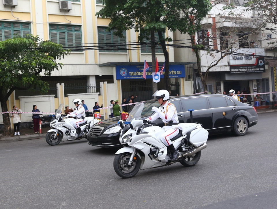 Đoàn xe của Chủ tịch Triều Tiên Kim Jong-un đi từ cầu Chương Dương xuống đường Trần Quang Khải (Hà Nội). (Ảnh: Danh Lam/TTXVN)