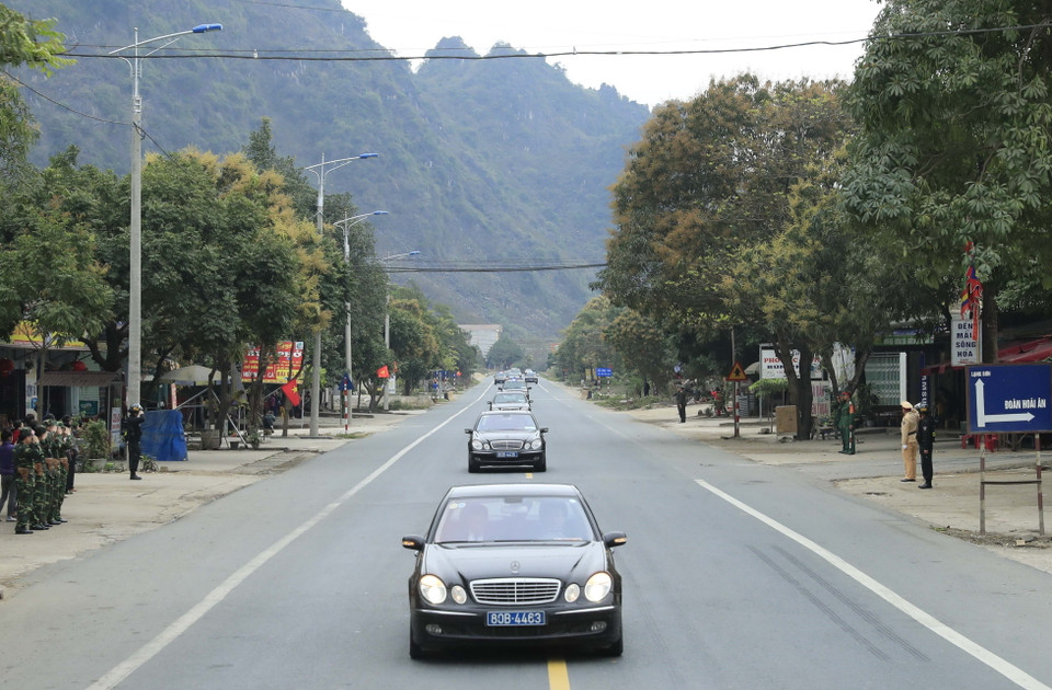 TroĐoàn xe của Chủ tịch Kim Jong-un và đoàn Triều Tiên di chuyển về Hà Nội trên Quốc lộ 1, đoạn thuộc địa bàn tỉnh Lạng Sơn. (Ảnh: Nhan Sáng/TTXVN)
