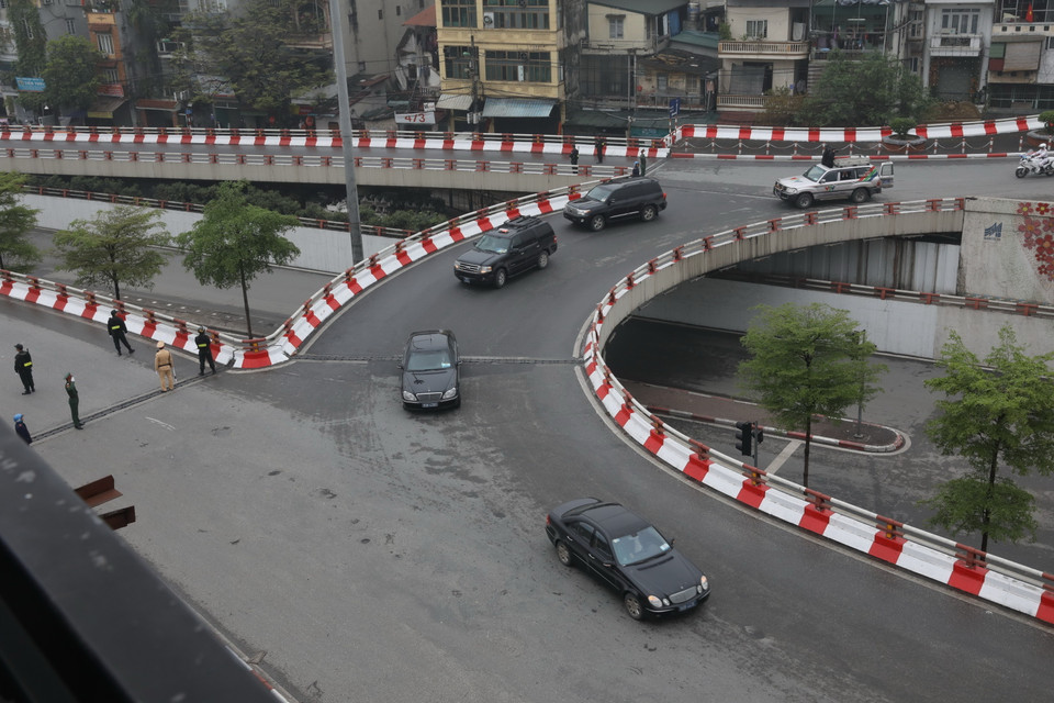 Đoàn xe đón Chủ tịch Triều Tiên Kim Jong-un đi qua vòng xoay cầu vượt Chương Dương, Hà Nội. (Ảnh: Phương Hoa/TTXVN)