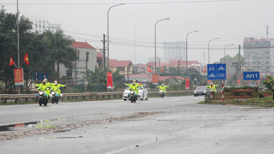 Đoàn xe hộ tống Chủ tịch Triều Tiên Kim Jong-un rời Lạng Sơn về Hà Nội trên địa bàn tỉnh Lạng Sơn. (Ảnh: Quang Duy/TTXVN)