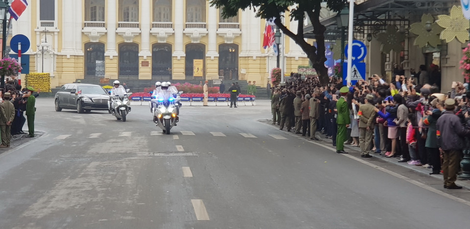 Đoàn xe của Chủ tịch Triều Tiên Kim Jong-un di chuyển trên phố Tràng Tiền, Quận Hoàn Kiếm. (Ảnh: Nhan Sáng/TTXVN)
