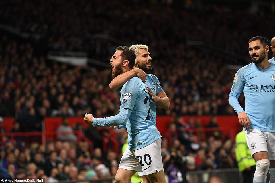 Manchester City đã khiến Manchester United phải "nếm trái đắng" ngay trên sân nhà Old Trafford, khi có chiến thắng 2-0 ở trận đá bù vòng 31 Premier League.