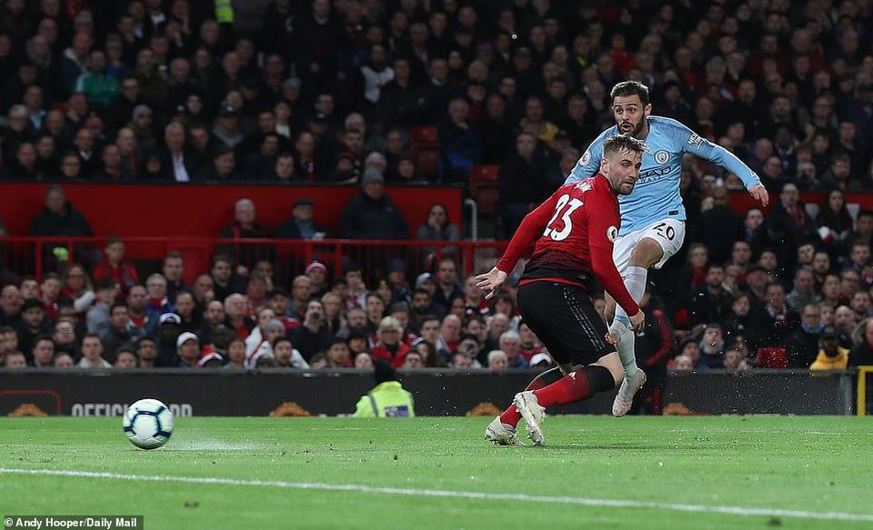 ...sau pha dứt điểm bằng chân trái ở góc gần ở phút 54.