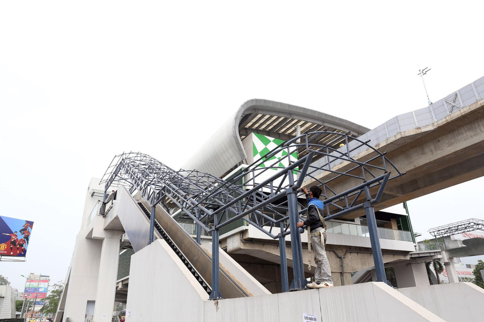 Công nhân đang sơn lại các mối hàn bị hoen gỉ tại ga Yên Nghĩa. (Ảnh: Huy Hùng/TTXVN)