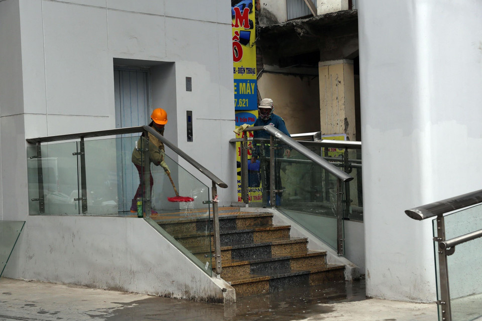 Công nhân đang dọn dẹp vệ sinh tại nhà ga Văn Quán. (Ảnh: Huy Hùng/TTXVN)