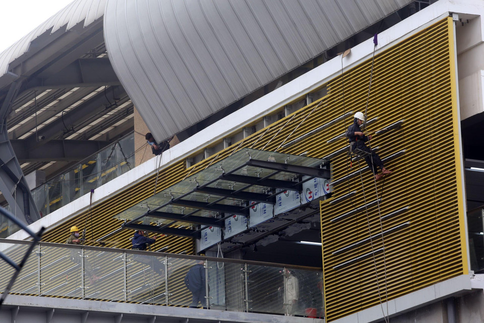 Vệ sinh tại khu nhà ga Vành đai 3. (Ảnh: Huy Hùng/TTXVN)