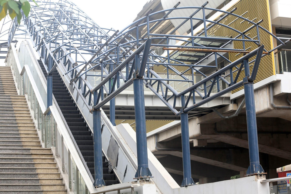 Tại nhà ga Phùng Khoang, dễ dàng quan sát thấy một số mối nối khung cột của hạng mục thang cuốn bị hoen gỉ, bong bật xi măng của tường cột trụ chống mái hành lang đi bộ, làm trơ phần ốc bu lông bắt vào cột trụ. (Ảnh: Huy Hùng/TTXVN)