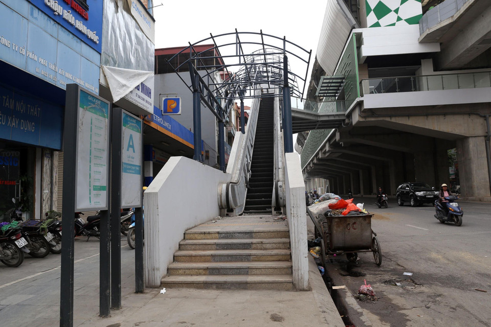 Khung cảnh nhếch nhác tại cầu thang lên xuống ga La Khê (Hà Đông). Phần mái che thang cuốn chưa được hoàn thiện. (Ảnh: Huy Hùng/TTXVN)