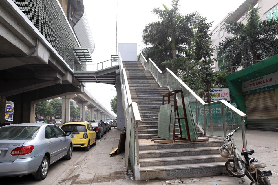 Vật liệu xây dựng để ngổn ngang tại nhà ga Văn Quán. (Ảnh: Huy Hùng/TTXVN)