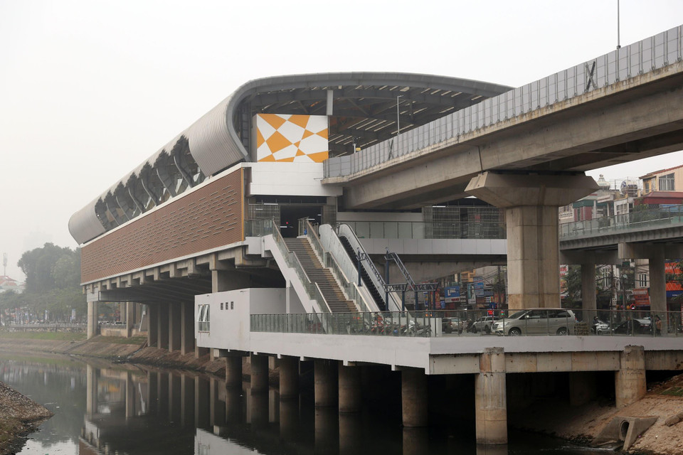 Trong ảnh: Nhà ga Láng vẫn còn nhiều hạng mục dang dở. (Ảnh: Huy Hùng/TTXVN)