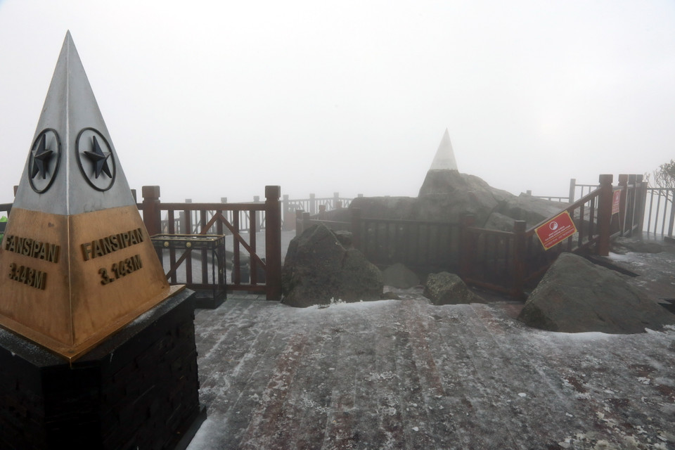 Khoảng 8 giờ 30 ngày 18/2, tại đỉnh Fansipan (huyện Sa Pa, tỉnh Lào Cai) đã xuất hiện tình trạng tuyết rơi trắng trời.