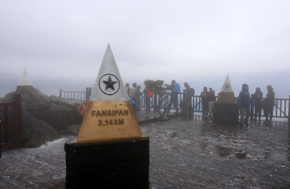 Nhiều du khách đang tham quan Fansipan rất bất ngờ trước hiện tượng thiên nhiên kỳ thú này. (Ảnh: Quốc Khánh/TTXVN)