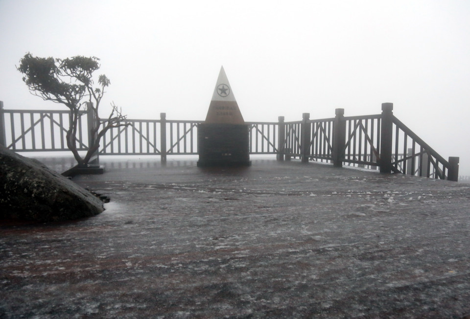 Tuyết rơi trên đỉnh Fansipan. (Ảnh: Quốc Khánh/TTXVN)