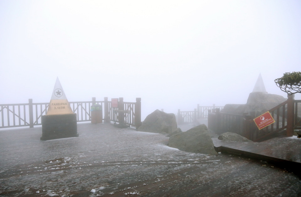 Trong khi chênh lệch độ cao giữa thị trấn Sa Pa và đỉnh Fansipan là khoảng 1.500m. (Ảnh: Quốc Khánh/TTXVN)