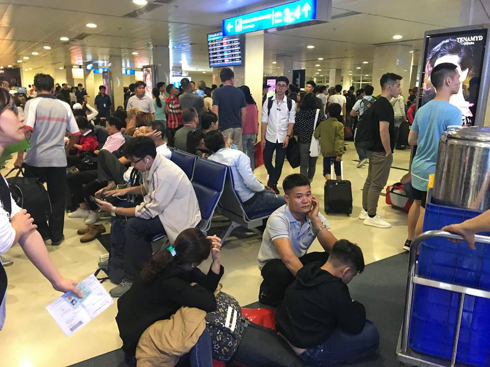 Riêng chỗ chờ check-in xếp hàng chừng hơn tiếng. (Ảnh: CTV/Vietnam+)