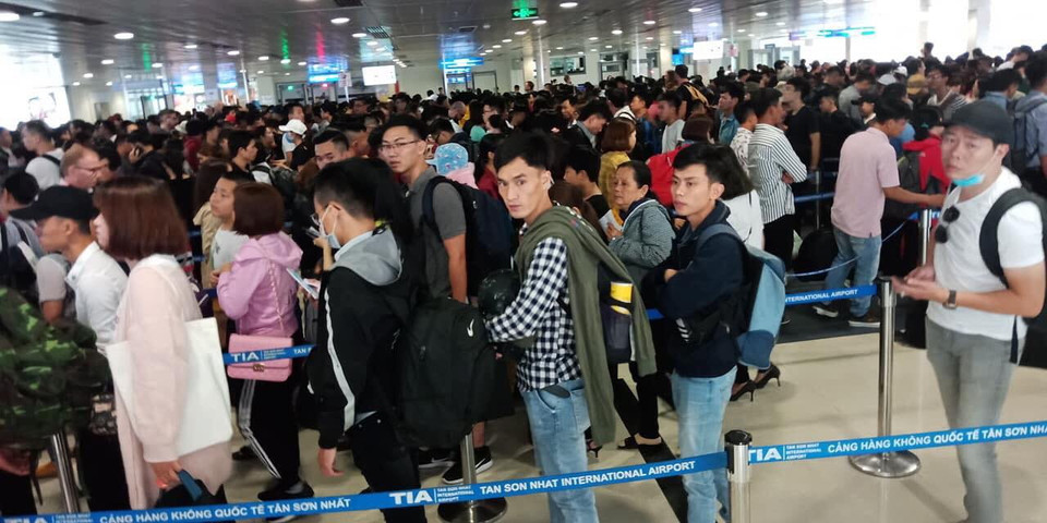 Tối 1/2 (tức 27 Tết Âm lịch), sân bay Tân Sơn Nhất kẹt cứng với 'biển người' xếp hàng dài chờ đợi để làm thủ tục.