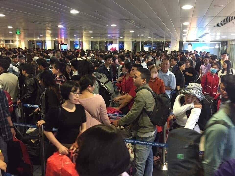 Dòng người chờ làm thủ tục hải quan và chờ check-in.(Ảnh: CTV/Vietnam+)