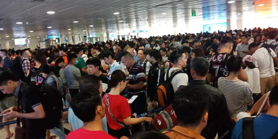 Dòng người kiên nhẫn xếp hàng chờ tới lượt làm thủ tục lên máy bay (Ảnh: CTV/Vietnam+)