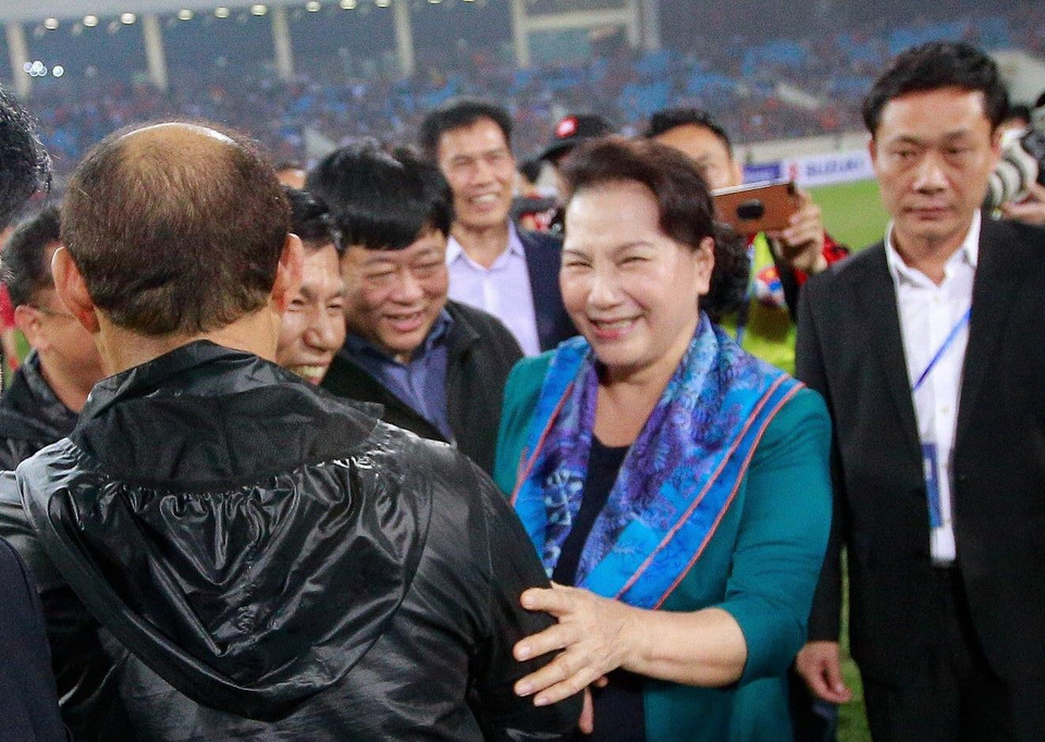 Chủ tịch Quốc hội Nguyễn Thị Kim Ngân xuống sân chúc mừng thầy trò HLV Park Hang-seo khi trận đấu kết thúc. (Ảnh: Trọng Đạt/TTXVN)
