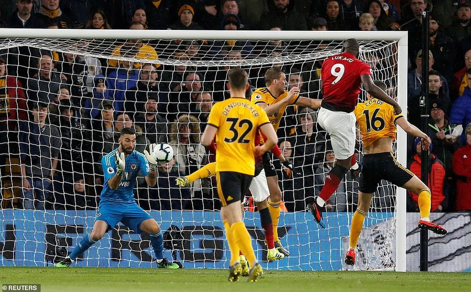 ...gây sức ép về phía khung thành...