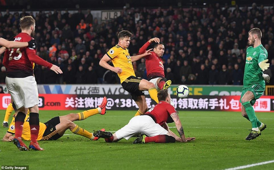 Chơi thiếu người, Manchester United đã phải chịu kết cục buồn khi Smalling phản lưới nhà giúp cho Wolves giành chiến thắng ngược 2-1.
