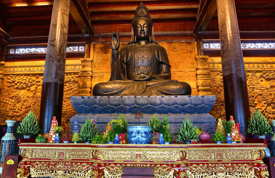 Bức tượng Phật bà Quan âm bằng đồng dát đồng đen tại điện Tam Thế. (Ảnh: Thành Đạt/TTXVN)