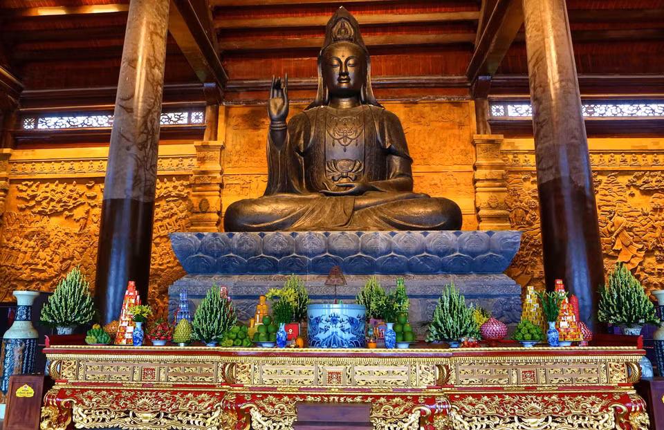 Bức tượng Phật bà Quan âm bằng đồng dát đồng đen tại điện Tam Thế. (Ảnh: Thành Đạt/TTXVN)