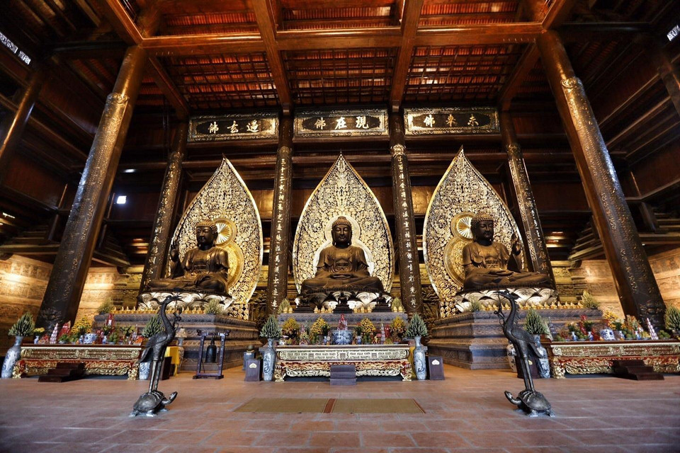 Ba pho tượng Phật bằng đồng dát đồng đen, mỗi bức nặng 200 tấn đặt giữa trung tâm điện Tam Thế. (Ảnh: Trọng Đạt/TTXVN)