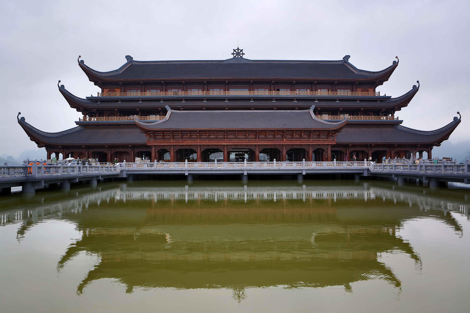 Trung tâm Hội nghị quốc tế được xây dựng nổi trên mặt hồ cao 31m. (Ảnh: Thành Đạt/TTXVN)