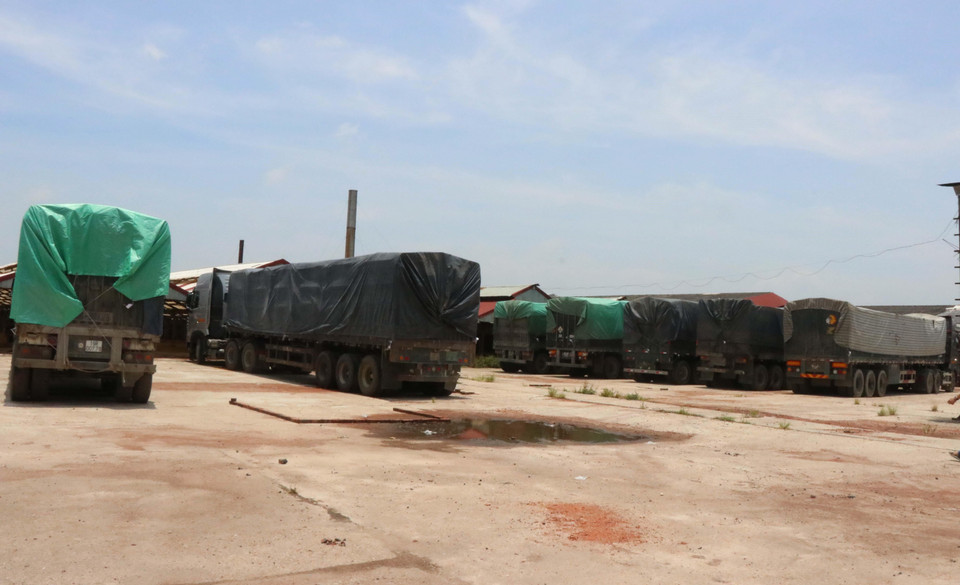 Công an huyện Yên Phong phối hợp với lực lượng Cảnh Sát Môi trường, Công an tỉnh Bắc Ninh bắt quả tang và tạm giữ 7 xe container nghi chở chất thải công nghiệp tại xã Văn Môn, huyện Yên Phong, tỉnh Bắc Ninh. (Ảnh: Thái Hùng/TTXVN)