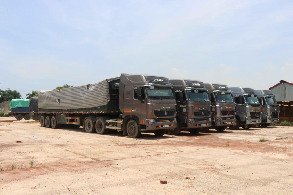 Công an huyện Yên Phong phối hợp với lực lượng Cảnh sát Môi trường, Công an tỉnh Bắc Ninh bắt quả tang và tạm giữ 7 xe container nghi chở chất thải công nghiệp tại xã Văn Môn, huyện Yên Phong, tỉnh Bắc Ninh. (Ảnh: Thái Hùng/TTXVN)