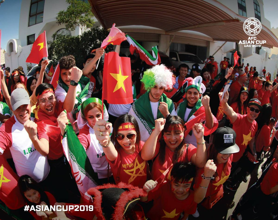 Cổ động viên Việt Nam và Iran. (Nguồn: AFC)