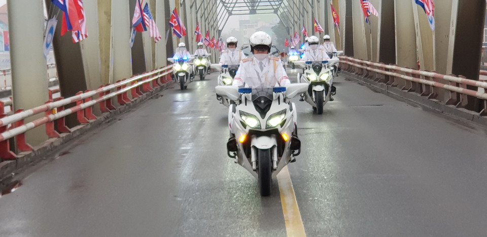 Đoàn xe của Chủ tịch Triều Tiên Kim Jong-un di chuyển trên cầu Chương Dương. (Ảnh: Nhan Sáng/TTXVN)