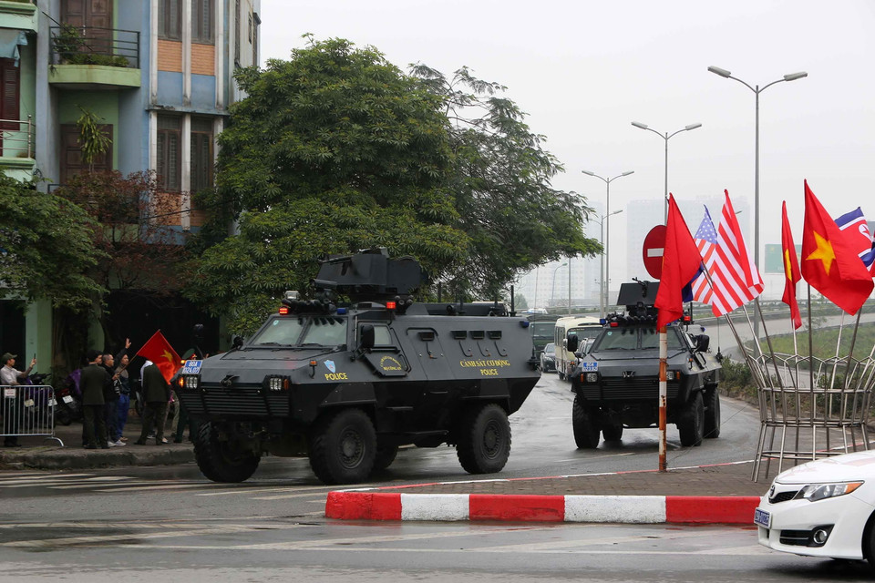 Đoàn xe đón Chủ tịch Triều Tiên Kim Jong-un đi qua cầu vượt Thanh Trì, đường Quốc lộ 1, Hà Nội. (Ảnh: Thành Đạt/TTXVN)